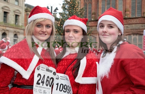 DERRY,-UNITED-KINGDOM-_-DECEMBER-09:-atmosphere.-Over-10000-people-dressed-as-santa-claus-attempt-the-Guinness-World-Record-in-Derry-Northern-Ireland