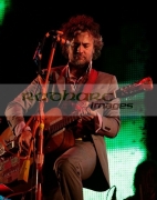 BELFAST,-UNITED-KINGDOM-_-AUGUST-11:-Wayne-Coyne-The-Flaming-Lips-performs-at-day-one-Belsonic-at-Custom-House-Square-on-August-11,-2008-in-Belfast,-Northern-Ireland.
