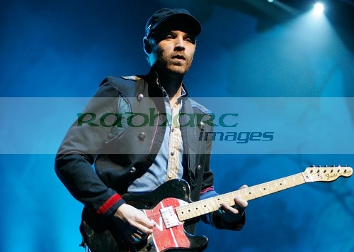 BELFAST,-UNITED-KINGDOM-_-DECEMBER-19:-Jonny-Buckland-Coldplay-performs-at-Odyssey-Arena-on-December-19,-2008-in-Belfast,-Northern-Ireland.