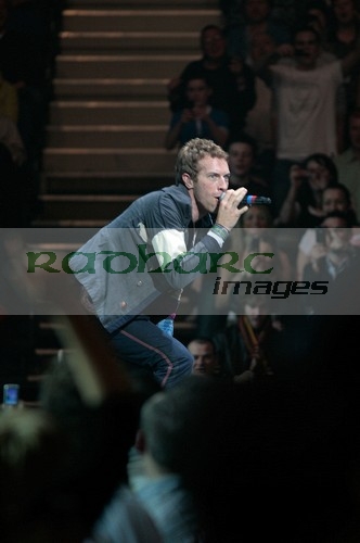 BELFAST,-UNITED-KINGDOM-_-DECEMBER-19:-Chris-Martin-Coldplay-performs-at-Odyssey-Arena-on-December-19,-2008-in-Belfast,-Northern-Ireland.