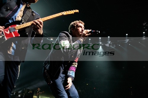BELFAST,-UNITED-KINGDOM-_-DECEMBER-19:-Jonny-Buckland-Chris-Martin-Coldplay-perform-at-Odyssey-Arena-on-December-19,-2008-in-Belfast,-Northern-Ireland.