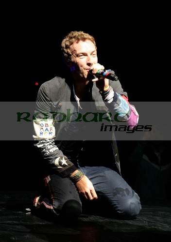 BELFAST,-UNITED-KINGDOM-_-DECEMBER-19:-Chris-Martin-Coldplay-performs-at-Odyssey-Arena-on-December-19,-2008-in-Belfast,-Northern-Ireland.