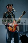 BELFAST,-UNITED-KINGDOM-_-DECEMBER-19:-Jonny-Buckland-Coldplay-performs-at-Odyssey-Arena-on-December-19,-2008-in-Belfast,-Northern-Ireland