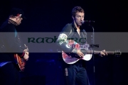 BELFAST,-UNITED-KINGDOM-_-DECEMBER-19:-Jonny-Buckland-Chris-Martin-Coldplay-perform-at-Odyssey-Arena-on-December-19,-2008-in-Belfast,-Northern-Ireland.-