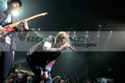 BELFAST,-UNITED-KINGDOM-_-DECEMBER-19:-Jonny-Buckland-Chris-Martin-Coldplay-performs-at-Odyssey-Arena-on-December-19,-2008-in-Belfast,-Northern-Ireland.