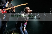 BELFAST,-UNITED-KINGDOM-_-DECEMBER-19:-Jonny-Buckland-Chris-Martin-Coldplay-perform-at-Odyssey-Arena-on-December-19,-2008-in-Belfast,-Northern-Ireland.