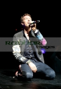 BELFAST,-UNITED-KINGDOM-_-DECEMBER-19:-Chris-Martin-Coldplay-performs-at-Odyssey-Arena-on-December-19,-2008-in-Belfast,-Northern-Ireland.
