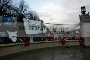 Tributes-attached-to-the-entrance-gates-the-Stormont-estate-before-final-preparations-underway-at-Stormont-Parliament-Buildings-for-George-Bests-funeral,-Belfast,-Northern-Ireland