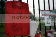 Tributes-attached-to-the-entrance-gates-the-Stormont-estate-before-final-preparations-underway-at-Stormont-Parliament-Buildings-for-George-Bests-funeral,-Belfast,-Northern-Ireland