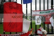 Tributes-attached-to-the-entrance-gates-the-Stormont-estate-before-final-preparations-underway-at-Stormont-Parliament-Buildings-for-George-Bests-funeral,-Belfast,-Northern-Ireland
