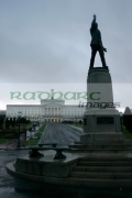 Statue-Sir-Edward-Carson-overlooks-final-preparations-underway-at-Stormont-Parliament-Buildings-for-George-Bests-funeral.-Sir-Edward-Carson-had-the-last-huge-public-funeral-at-Stormont-Belfast,-Northern-Ireland
