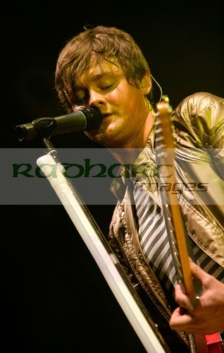 BELFAST,-UNITED-KINGDOM-_-JANUARY-23:-Tom-Chaplin-Keane-performs-at-Odyssey-Arena-on-January-23,-2009-in-Belfast,-Northern-Ireland.