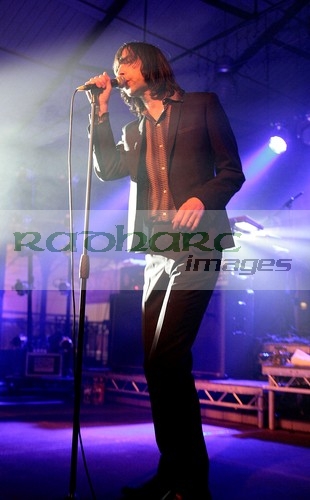 BELFAST,-UNITED-KINGDOM-_-NOVEMBER-16:-Bobby-Gillespie-Primal-Scream-performs-at-St-Georges-Market-on-November-16,-2008-in-Belfast,-Northern-Ireland
