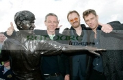 Damian-Harris,-Jared-Harris-Jamie-Harris,-sons-Richard-Harris-with-his-statue