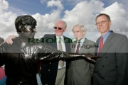 Richard-Harris-surviving-brothers-with-his-statue