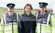 Russell-Crowe-with-two-members-the-Irish-Police-the-Garda-Siochana