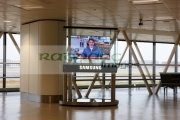 samsung-large-panel-television-showing-bbc-news-at-terminal-1-passenger-terminal-building-heathrow-airport-london-uk