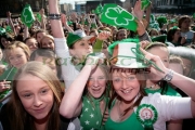 young-teenage-irish-girls-at-the-front-the-crowd-at-the-st-patricks-day-concert-carnival-in-custom-house-square-belfast-northern-ireland