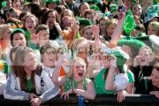 young-teenage-irish-girls-at-the-front-the-crowd-at-the-st-patricks-day-concert-carnival-in-custom-house-square-belfast-northern-ireland