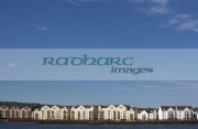 seafront-apartment-blocks-on-the-belfast-lough-shoreline-at-carrickfergus-county-antrim-northern-ireland-uk