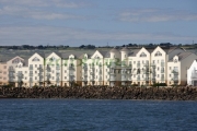 seafront-apartment-blocks-on-the-belfast-lough-shoreline-at-carrickfergus-county-antrim-northern-ireland-uk