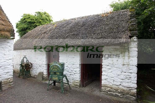 thatched-traditional-out-house-Bunratty-Folk-Park,-County-Clare,-Republic-Ireland