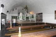tourist-in-the-Main-Guard-vaulted-hall-Bunratty-castle-Bunratty-Folk-Park,-County-Clare,-Republic-Ireland