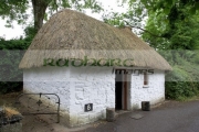 traditional-thatched-one-roomed-dwelling-cottage-poor-landless-labourer-Bunratty-Folk-Park,-County-Clare,-Republic-Ireland