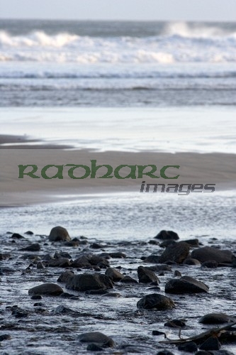 river-flowing-into-the-sea-at-benone-strand-beach-county-derry-londonderry-northern-ireland-uk