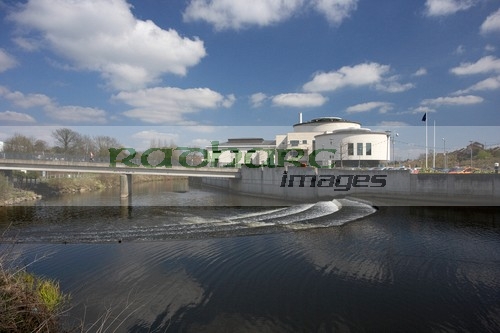 lagan-valley-island-conference-events-centre-with-weir-on-the-river-lagan-lisburn-city-centre-county-antrim-northern-ireland-uk