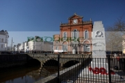 war-memorial-Newry-Town-Hall-designed-by-William-Batt-county-armagh-side-northern-ireland-uk-the-town-hall-was-built-on-bridge-over-the-river-clanrye-between-counties-down-armagh