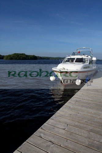 cabin-cruiser-moored-at-jetty-on-lower-lough-erne-county-fermanagh-northern-ireland-uk