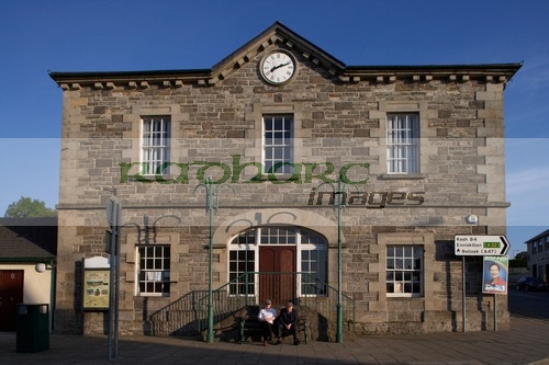ederney-market-house-now-the-town-hall-with-its-still-working-clock-county-fermanagh-northern-ireland-uk-one-number-remaining-market-houses-throughout-ireland