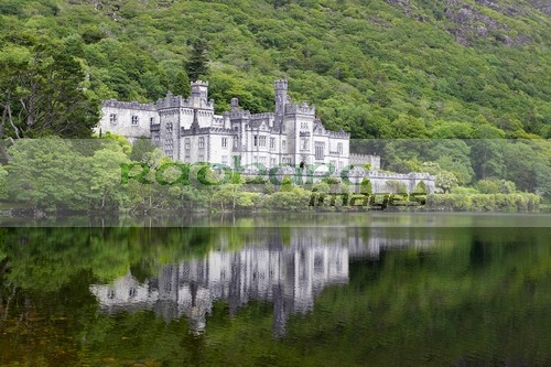 Kylemore-Abbey-reflected-in-the-lake-Connemara,-County-Galway,-Republic-Ireland.