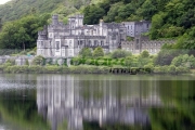 Kylemore-Abbey-reflected-in-the-lake-Connemara,-County-Galway,-Republic-Ireland.
