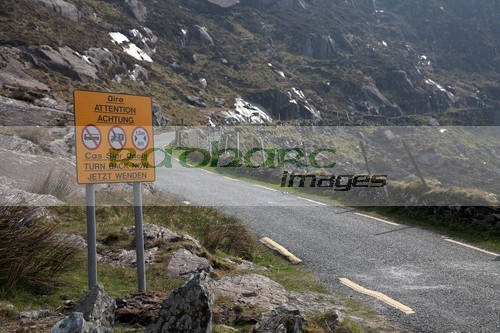 warning-sign-for-heavy-vehicles-on-the-single-track-section-the-conor-pass-on-the-dingle-peninsula-county-kerry-republic-ireland