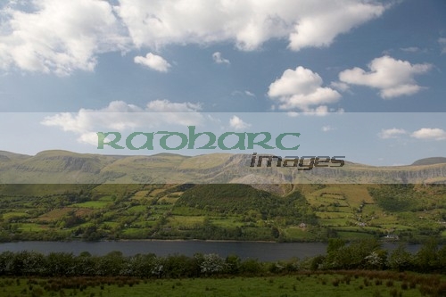 glencar-lake-on-the-county-sligo-leitrim-border-beneath-benbulben-mountain-republic-ireland