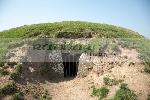 small-neolithic-passage-tomb-known-as-the-mound-the-hostages-on-the-hill-tara-teamhair-na-ri-hill-the-king-archaeological-complex-in-county-meath-republic-ireland