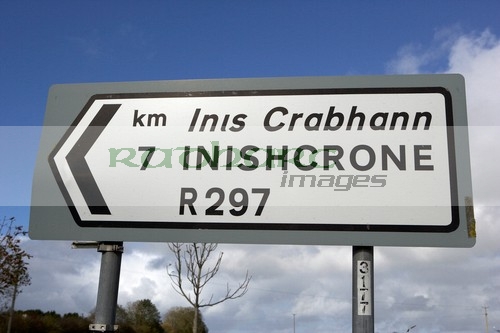 bilingual-irish-gaelic-english-road-sign-signpost-for-local-spelling-inishcrone-enniscrone-county-sligo-republic-ireland