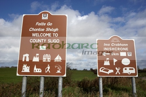 brown-tourist-welcome-to-county-sligo-inishcrone-bilingual-irish-gaelic-english-road-sign-signpost-republic-ireland