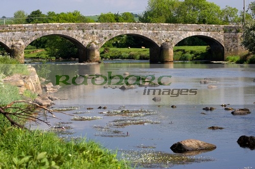 old-stone-bridge-over-the-river-derg-in-castlederg-county-tyrone-northern-ireland-uk