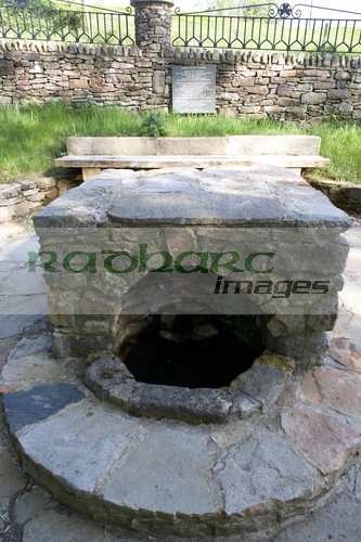 Saint-st-patricks-well-magherakeel-known-as-tober-patrick-it-is-in-the-derg-valley-on-the-pilgrimage-route-to-lough-derg-is-where-st-patrick-is-said-to-have-stopped-for-drink-after-returning-from-lough-derg-county-tyrone-northern-ireland-uk