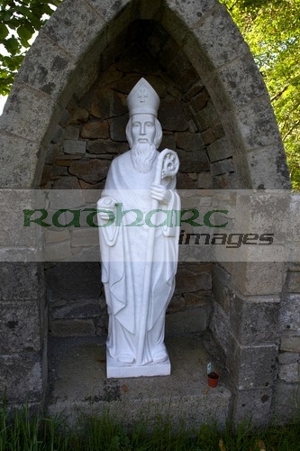 statue-Saint-patrick-at-st-patricks-well-magherakeel-known-as-tober-patrick-it-is-in-the-derg-valley-on-the-pilgrimage-route-to-lough-derg-is-where-st-patrick-is-said-to-have-stopped-for-drink-after-returning-from-lough-derg-county-tyrone-northern-ireland-uk