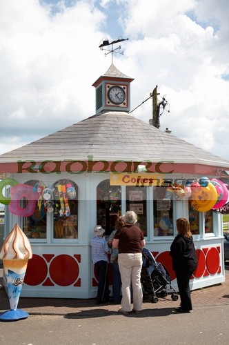 tourist-kiosk-shop-selling-ice-creams-souvenirs-in-the-harbour-at-courtown