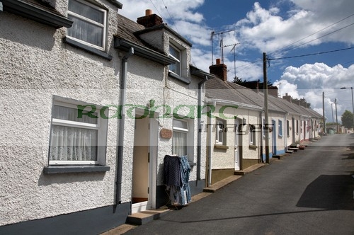 the-row-seamount-row-traditional-pebble-dashed-small-fishing-cottages-on-hill-in-courtown-harbour