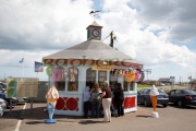 tourist-kiosk-shop-selling-ice-creams-souvenirs-in-the-harbour-at-courtown