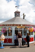 tourist-kiosk-shop-selling-ice-creams-souvenirs-in-the-harbour-at-courtown