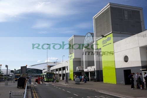passengers-crossing-pedestrian-crossing-at-old-terminal-1-entrance-dublin-airport-republic-ireland-europe