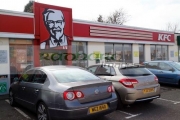 cars-parked-outside-busy-kfc-restaurant-in-the-uk